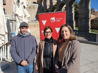 La ministra de Infancia y Juventud, Sira Rego (centro) con los concejales de IU Segovia, Ana Peñalosa y Ángel Galindo