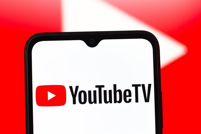 Archivo - Arquivo - 26 de fevereiro de 2025, Canadá: Nesta ilustração fotográfica, o logotipo do YouTube TV é exibido na tela de um smartphone.