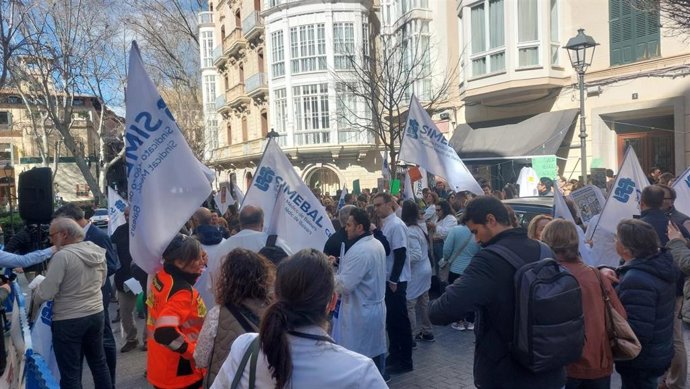 Concentración de los médicos frente a la Delegación del Gobierno en Baleares para protestar contra el Estatuto Marco.
