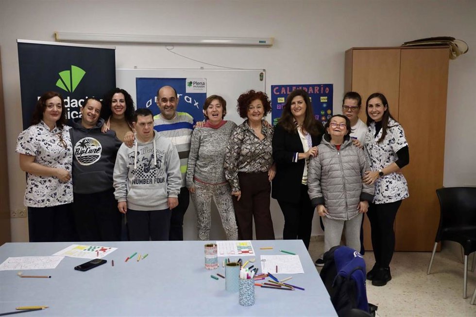 La responsable de Solidaridad e Investigación de Fundación Unicaja, Ana Cabrera, ha visitado las instalaciones de la asociación junto a la presidenta de Amirax, María Ángeles Rodríguez, para conocer de primera mano el proyecto.