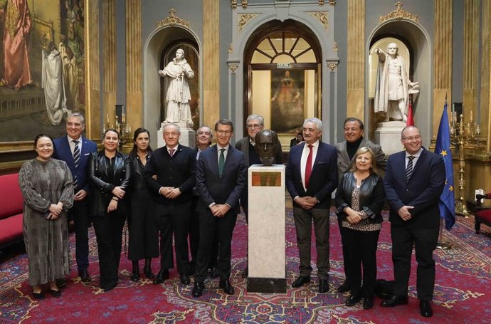 Feijóo y Tellado acompañados de senadores del PP en la pasada Legislatura.