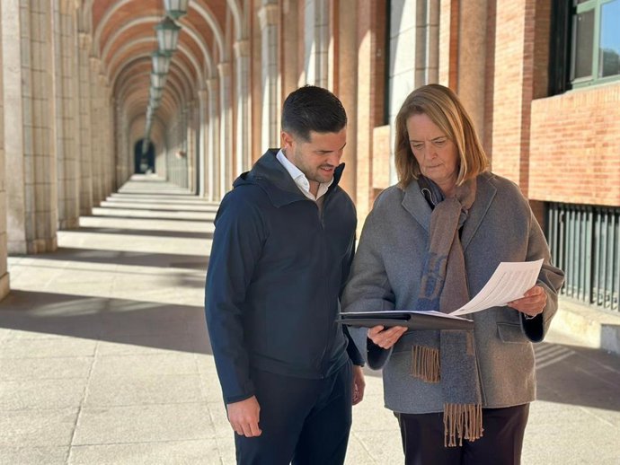 La alcaldesa de Motril, Luisa García Chamorro, acompañada por el teniente de alcalde encargado del área municipal de Playas y Desarrollo del Litoral, José Peña