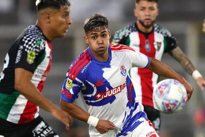 Futbol, Palestino vs Universidad de Chile Fecha 3, Liga de Primera 2026. El jugador de Universidad de Chile Fabian Hormazabal, centro, disputa el balon contra Dilan Zuniga de Palestino durante un partido de  primera disputado en el estadio Municipal de
