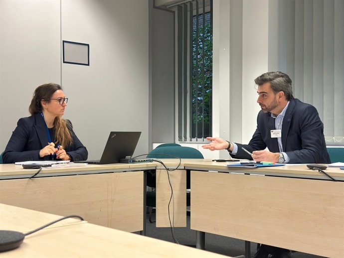 Diego Calvo reunido con Julie Buy.