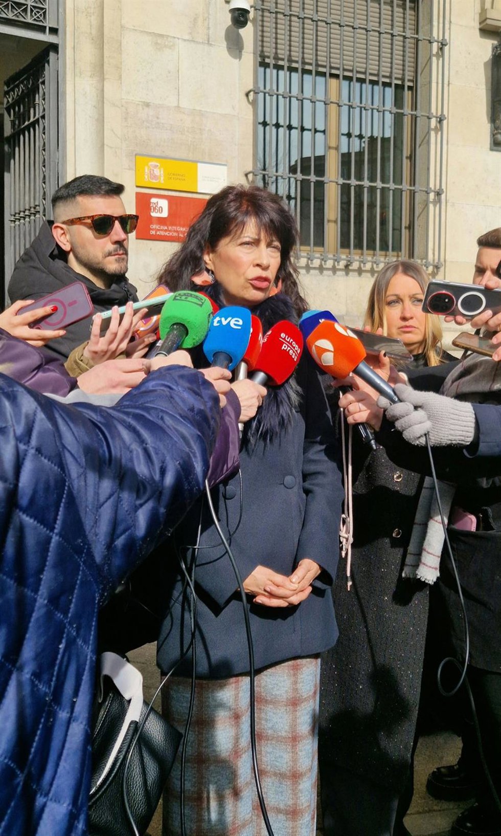 La ministra de Igualdad, Ana Redondo, ha participado este viernes en León en el minnuto de silencio convocado a las puertas de la Subdelegación del Gobierno en León en repulsa de la violencia machista.