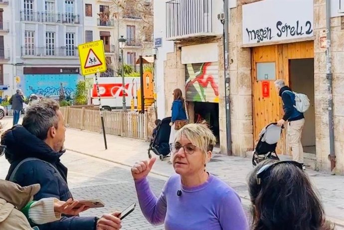 La portaveu de Compromís en l'Ajuntament de València, Papi Robles, davant d'un edifici d'apartaments turístics del carrer Mossen Sorell de la ciutat que figura com a "tancat" encara que "està en funcionament".