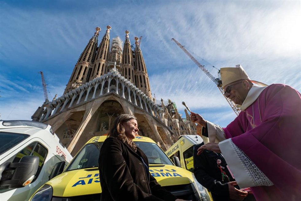 El arzobispo de Barcelona,  Juan José Omella, bendice la caravana solidaria de la fundación de Sor Lucía Caram que parte hacia Ucrania