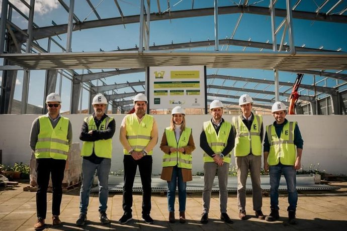 La alcaldesa de Alcalá de Guadaíra (Sevilla), Ana Isabel Jiménez, visita las obras de la cubierta de la pista del Complejo de Pablo IV.