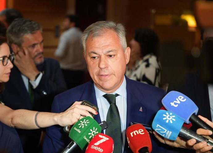 Archivo - El alcalde de Sevilla, José Luis Sanz, en una atención con los medios de comunicación