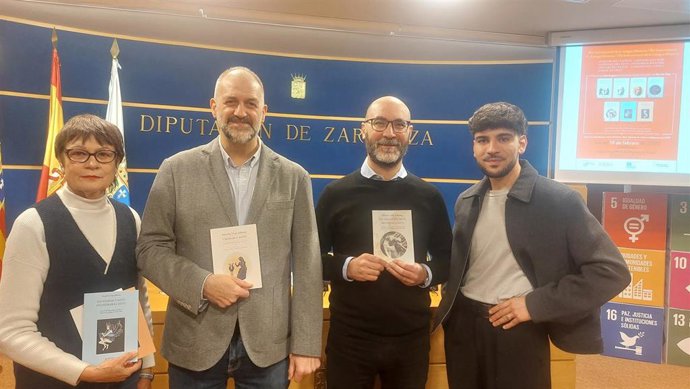 La escritora Merche Llop; el diputado de Archivos y Bibliotecas de la DPZ, José Manuel Latorre; el director general de 'MyCulture+', Alessandro Pisu; y Alejandro Pardos, representante del Rolde de Estudios Aragoneses.