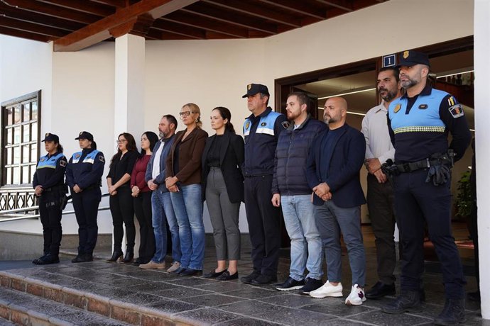 Minuto de silencio en Arona por el asesinato de un niño a manos de su padre