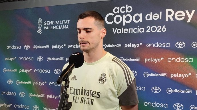 El jugador del Real Madrid Alberto Abalde en atención a medios durante la Copa del Rey de Valencia 2026