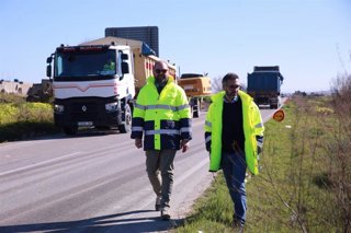 El responsable del Área de Cooperación de la Diputación de Cádiz, Javier Bello, visitando una obra de emergencia en Doña Blanca, en El Puerto de Santa María (Cádiz)