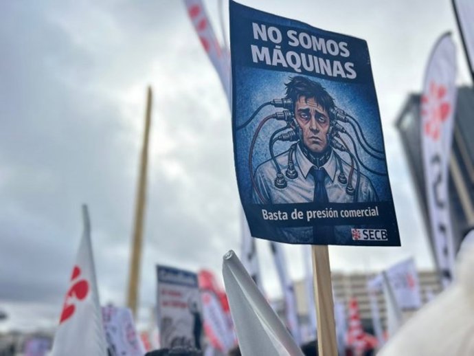 Cartel en una manifestación frente a la sede de CaixaBank denunciando la "presión comercial" de la plantilla, a 3 de febrero de 2026.