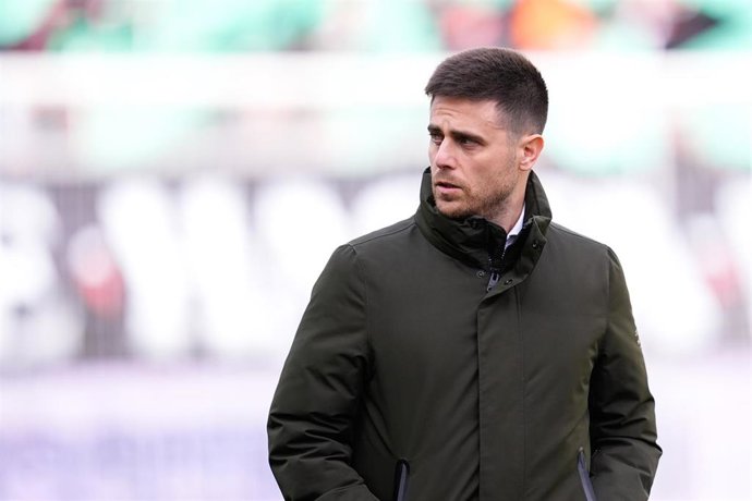 El entrenador de CA Osasuna, Alessio Lisci, durante el partido de LaLiga EA Sports 2025-26, ante el Rayo Vallecano en Vallecas.