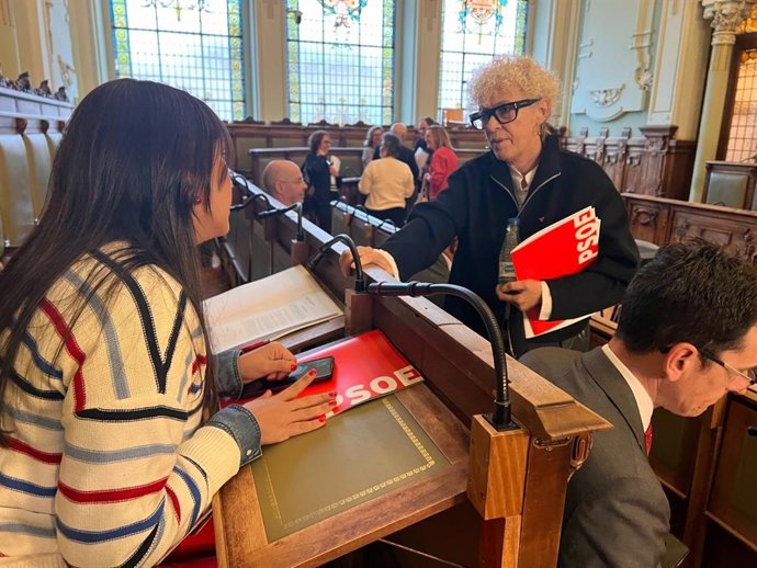La concejal del Grupo Municipal Socialista, Rafaela Romero (de frente), conversa con su compañera de partido Carmen Jiménez en el Salón de Plenos del Ayuntamiento de Valladolid.