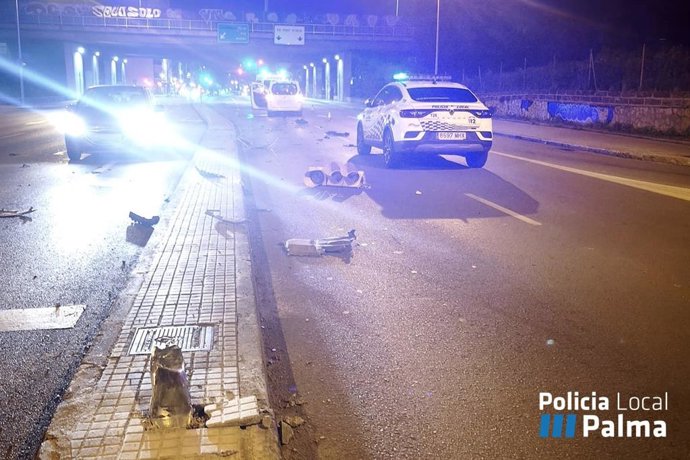 Estado del semáforo de la calle Aragón de Palma tras el impacto de un coche.