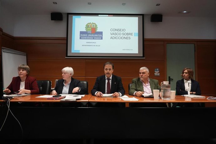 Reunión en Vitoria del Consejo Vasco sobre Adicciones, presidido por el consejero de Salud, Alberto Martínez.