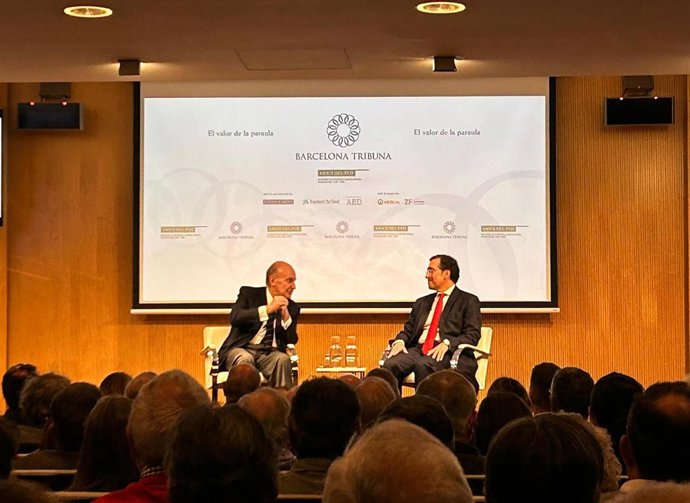 El ministro de Exteriores, José Manuel Albares, y el abogado Miquel Roca, durante un acto en Barcelona