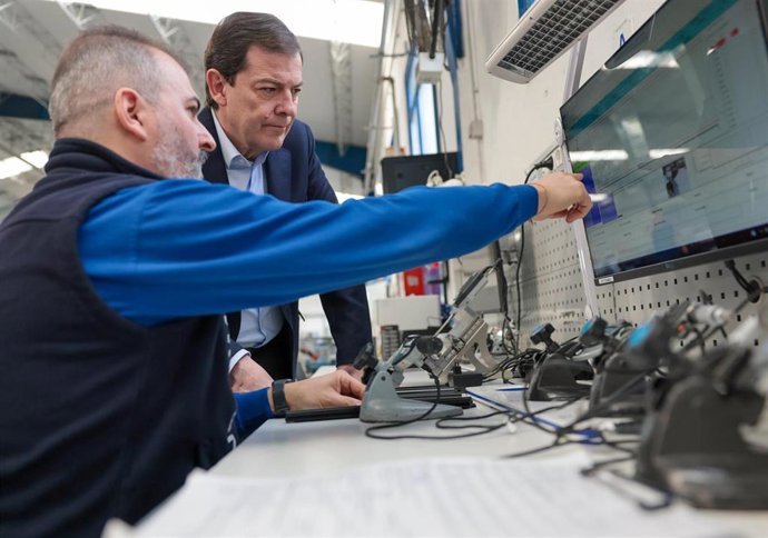 Mañueco, durante su visita a la empresa Technoform.
