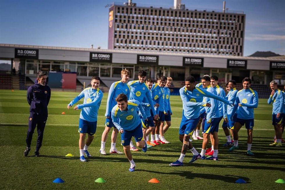 Gavi pasa por el 'pasillo' de sus compañeros en el regreso a los entrenamientos con el FC Barcelona