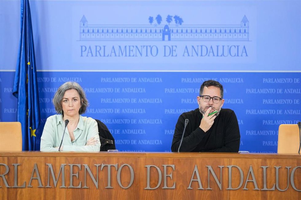 Archivo - La diputada Begoña Iza y el portavoz del Grupo Mixto-Adelante Andalucía, José Ignacio García, en una imagen de archivo. 
