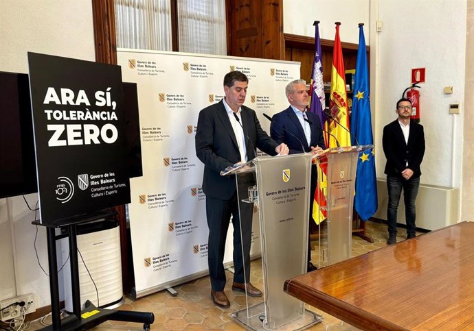 El conseller de Turismo, Cultura y Deportes, Jaume Bauzá, y el presidente de la Federación de Futbol de les Illes Balears (FFIB), Jordi Horrach, en una rueda de prensa,.