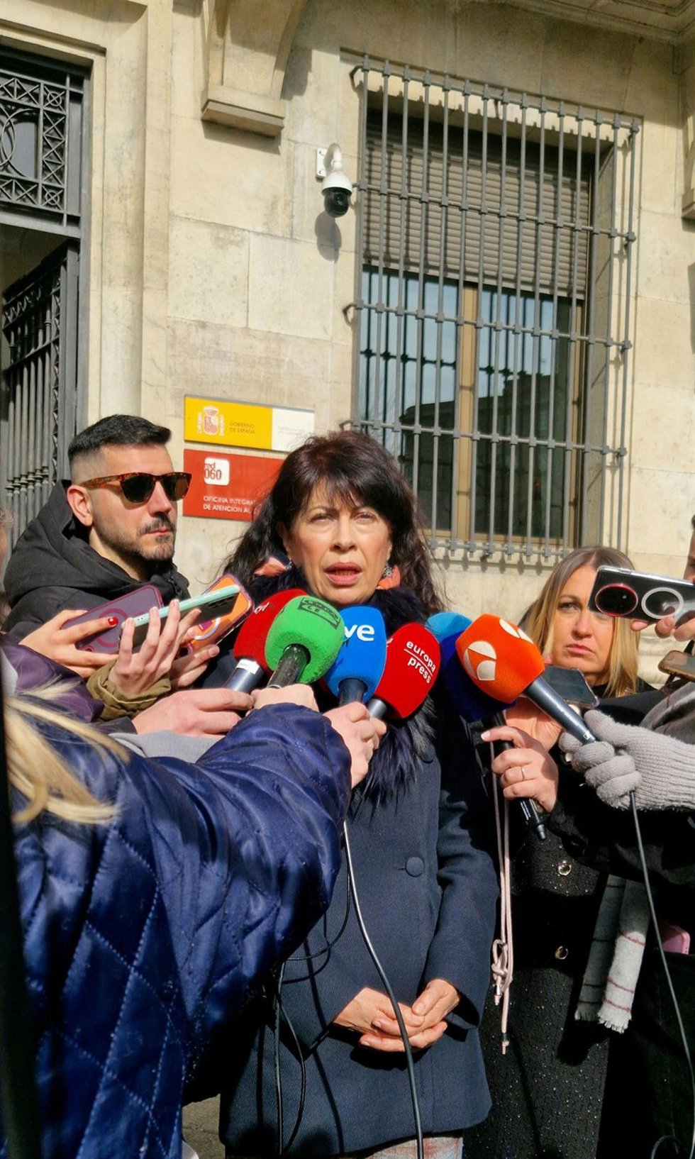 La ministra de Igualdad, Ana Redondo, ha participado este viernes en el minuto de silencio convocado a las puertas de la Subdelegación del Gobierno en León por las últimas víctimas de violencia de género.