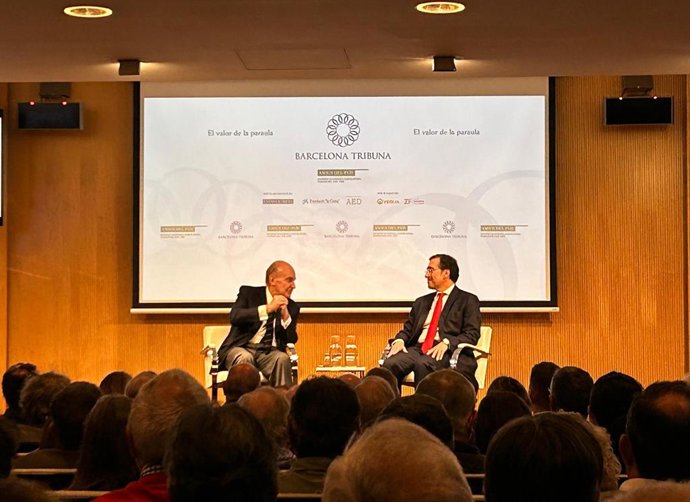 El ministro de Exteriores, José Manuel Albares, y el abogado Miquel Roca, durante un acto en Barcelona