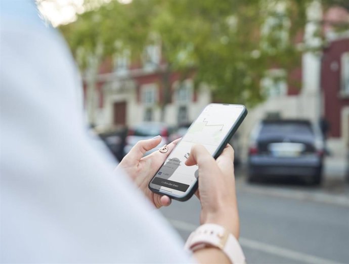 Una persona usando la plataforma Uber.