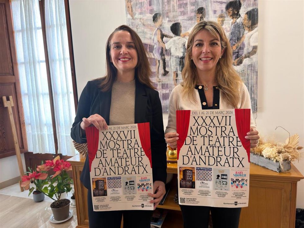 La alcaldesa de Andratx, Estefenía Gozalvo, y la regidora de Cultura presentan la muestra de teatro