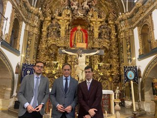 El concejal de Turismo, Ángel Fernández; el alcalde de Salamanca, Carlos García Carbayo, y el presidente de la Cofradía de la Santa Vera Cruz, Tomás González.