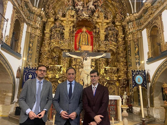 El concejal de Turismo, Ángel Fernández; el alcalde de Salamanca, Carlos García Carbayo, y el presidente de la Cofradía de la Santa Vera Cruz, Tomás González.