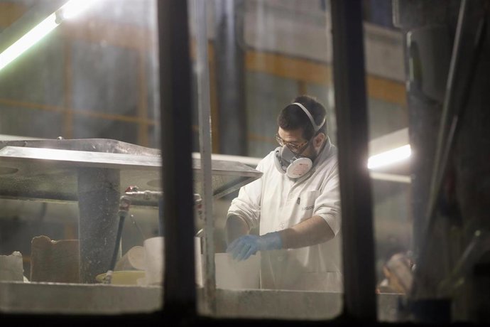 Archivo - Imagen de archivo de un trabajador en una fábrica. 