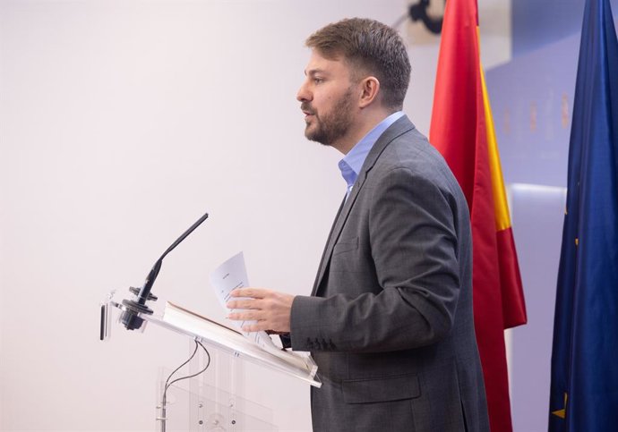 O deputado do Compromís Alberto Ibáñez durante uma coletiva de imprensa no Congresso dos Deputados, em 16 de fevereiro de 2026, em Madri (Espanha).