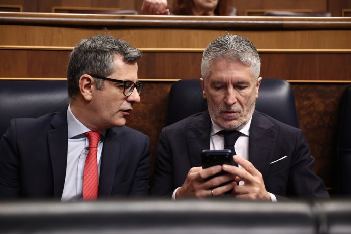 El ministro de la Presidencia, Justicia y Relaciones con las Cortes, Félix Bolaños (i), y el ministro del Interior, Fernando Grande-Marlaska (d), durante una sesión de control al Gobierno, en el Congreso de los Diputados, a 18 de febrero de 2026, en 
