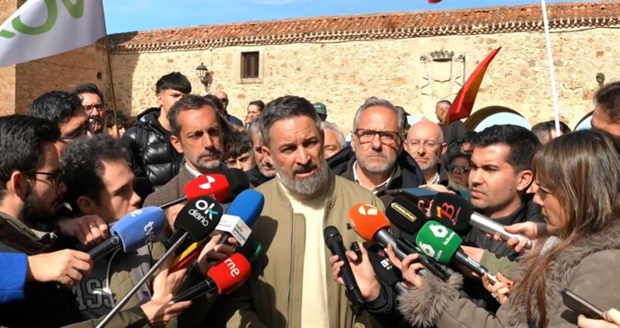 El presidente de Vox, Santiago Abascal, atiende a los medios en Lerma (Burgos)