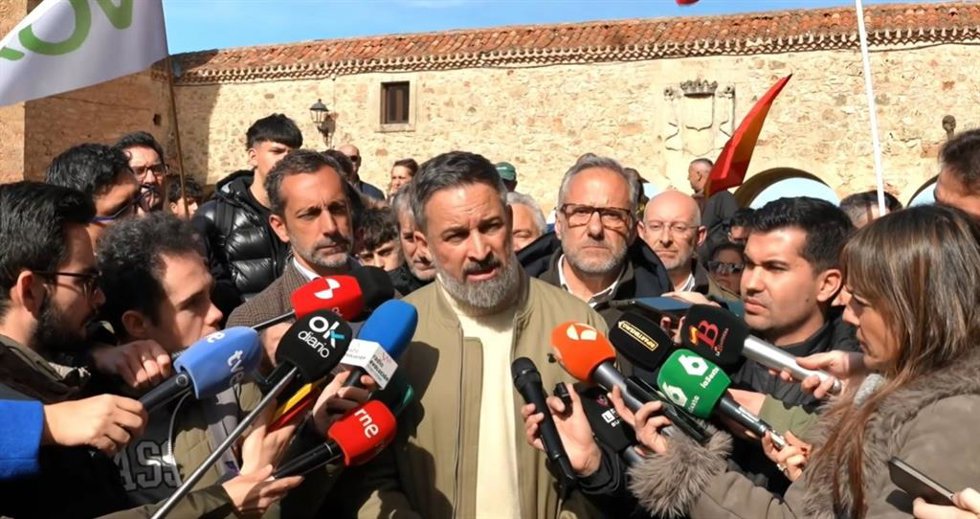El presidente de Vox, Santiago Abascal, atiende a los medios en Lerma (Burgos)
