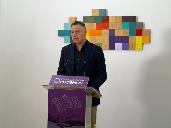 El candidato de Podemos a la Presidencia de la Junta, Juan Antonio Delgado, en una rueda de prensa. (Foto de archivo).
