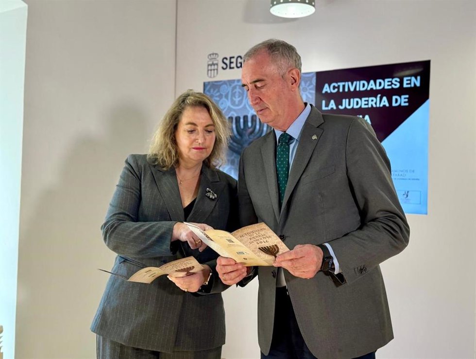 La concejal de Turismo de Segovia, May Escobar, y el alcalde y presidente de la Red de Juderías de España, José Mazarías.