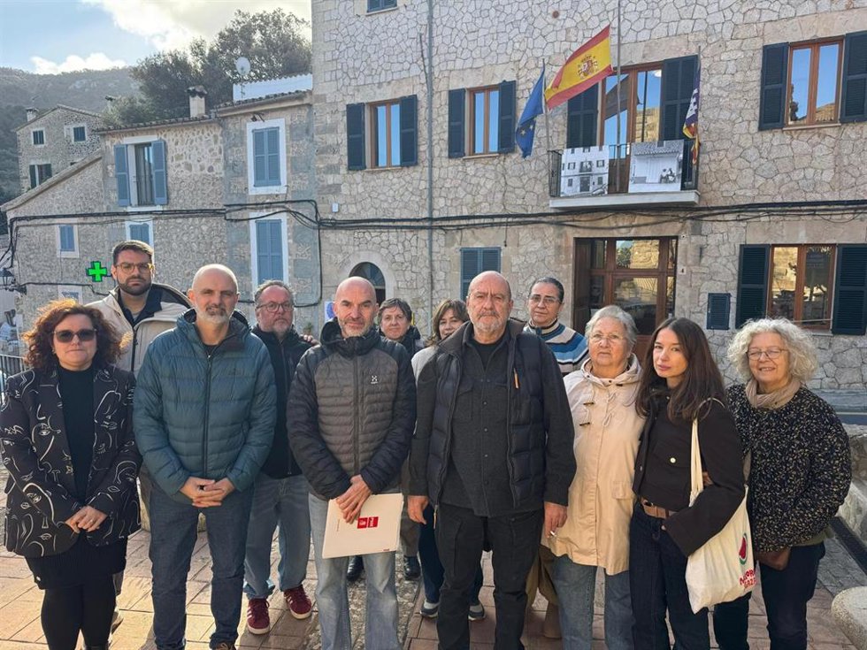 Representantes del PSIB en el Consell de Mallorca y el Ayuntamiento de Estellencs.