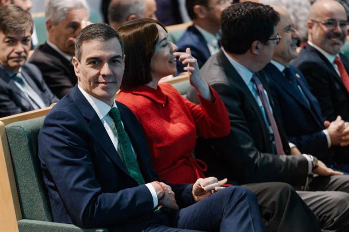 Archivo - El presidente del Gobierno, Pedro Sánchez y la ministra de Universidades, Diana Morant, 