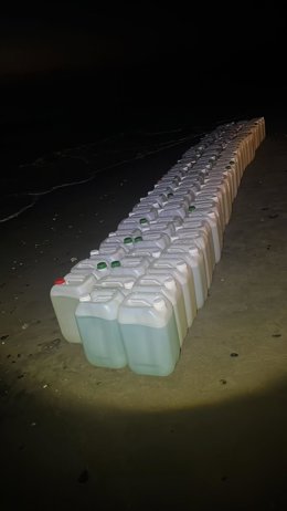 Garrafas intervenidas en la costa de Mojácar (Almería).