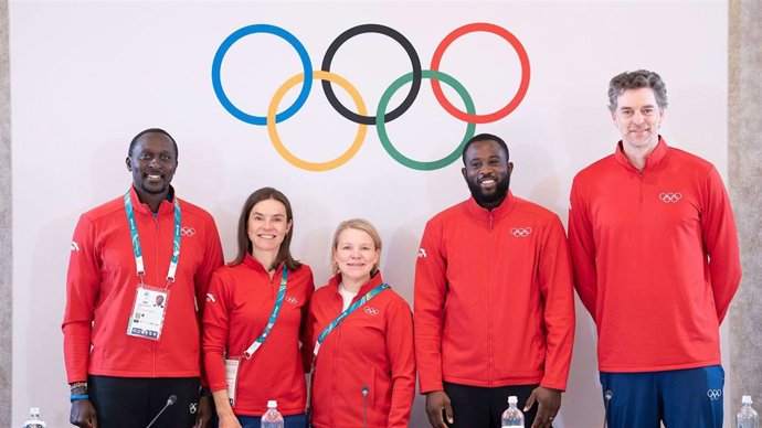 Pau Gasol posa con sus vicepresidentes tras ser elegido presidente de la Comisión de Deportistas del COI