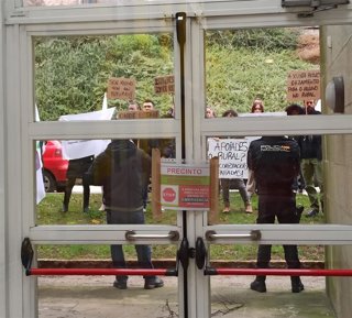 Protesta de miembros del SLG a las puertas del Consello Agrario