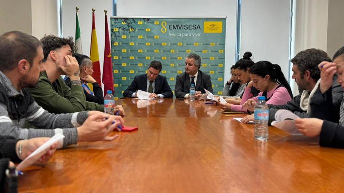 Firma del acuerdo entre Emvisesa y el Banco Santander para la adquisición del edificio de Palmente en riesgo de desahucio.