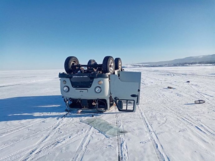 VLADIVOSTOK, 28 de janeiro de 2026 — Esta foto tirada em 28 de janeiro de 2026 mostra um carro capotado na superfície congelada do Lago Baikal, na Rússia. Um turista chinês morreu depois que um carro que transportava turistas capotou na superfície congela
