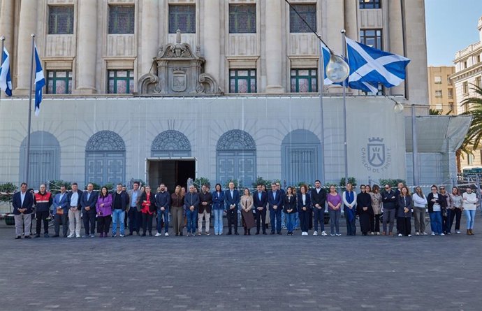 El Cabildo guarda un minuto de silencio y condena el asesinato machista de un menor de 10 años en Arona