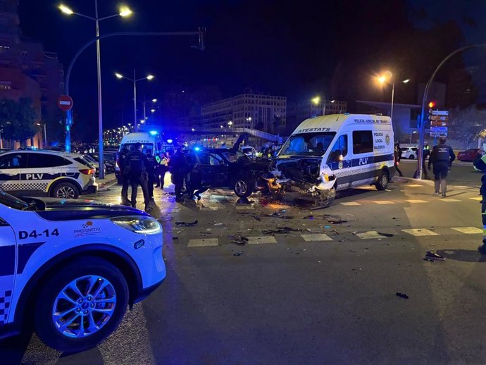 Dos detenidos tras iniciar una persecución y acabar empotrados contra una furgoneta policial en València