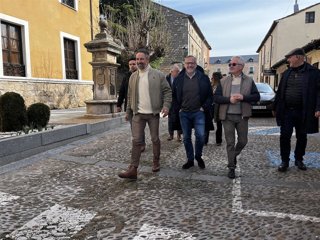 El presidente de Vox, Santiago Abascal, junto al candidato del partido a la Presidencia de la Junta, Carlos Pollán, durante su visita a Lerma (Burgos)